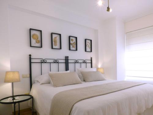 マルベーリャにあるPolo Apartments 7のベッドルーム(白いシーツを使用した大型ベッド1台付)