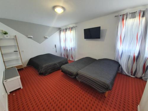 En eller flere senger på et rom på Hotel De La Poste