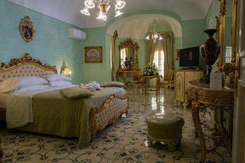 A bed or beds in a room at Grand Hotel La Sonrisa