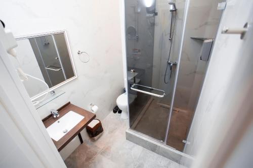 Koupelna v ubytování ARENA Hotel