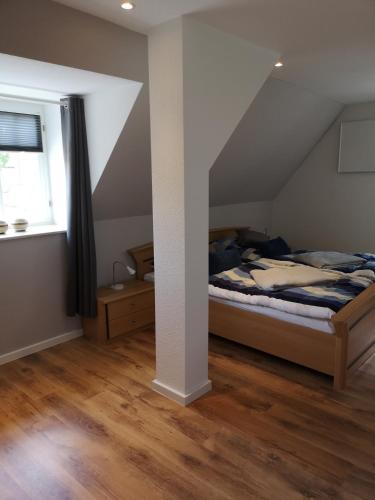 a bedroom with a bed and a window at Ferienwohnung Telemann Stadtmitte in Eisenach
