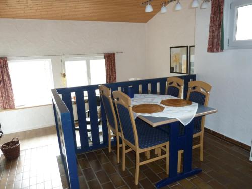 ビアースドルフにあるLandhaus 955 - Keine Haustiereのダイニングルーム(青いテーブルと椅子付)