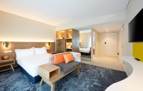 Habitación de hotel con cama y TV en Holiday Inn Express Adelaide City Centre, an IHG Hotel, en Adelaida