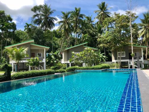 Bazén v ubytování Wanpratheep Village Kohphangan nebo v jeho okolí