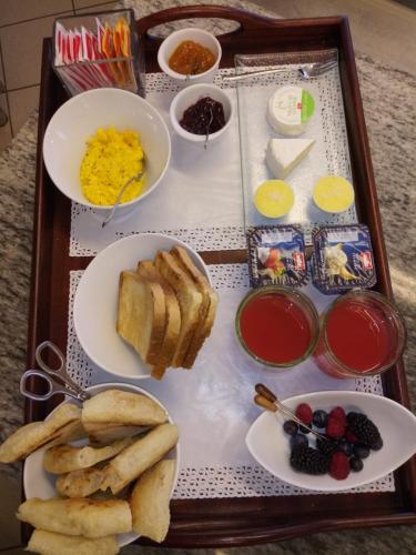 ein Tablett mit Essen und Frühstücksspeisen darauf in der Unterkunft Le Gemme Suite B&B in Verona