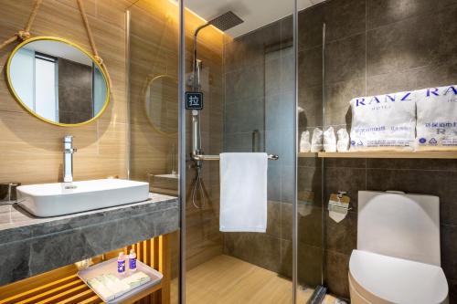 Bathroom sa Shenzhen Yanan Hotel