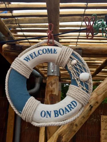a sign that says mellon on board with a rope at Tinyhouse Bamberg in Pettstadt