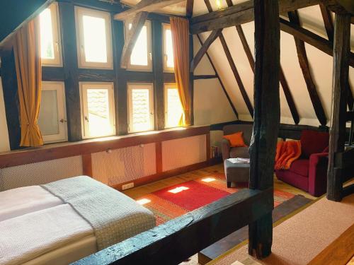 ein Schlafzimmer mit einem Bett und ein Zimmer mit Fenstern in der Unterkunft Historische Ferienwohnung mit Kamin in Lich in Lich