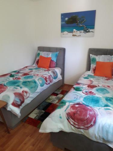 dwa łóżka siedzące obok siebie w pokoju w obiekcie Apartments Alen Pula w Puli