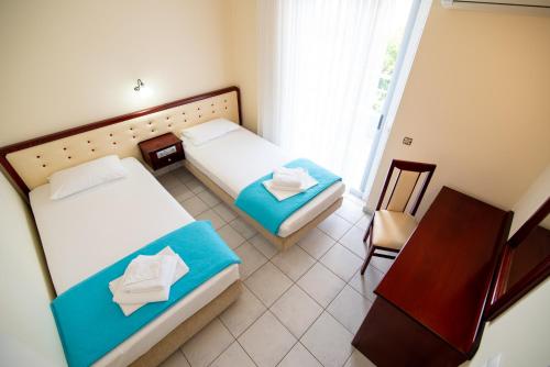 Postel nebo postele na pokoji v ubytování Dionisos Hotel