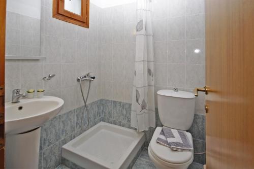 uma casa de banho com um WC e um lavatório em Studios Stella Vourvourou em Vourvourou