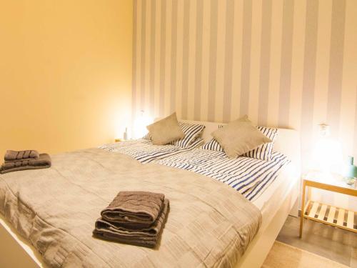 - une chambre avec un lit et des serviettes dans l'établissement Na Klifie Cafe Apartament, à Ustronie Morskie
