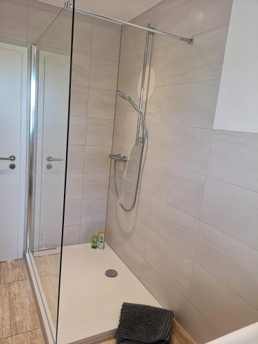 Ένα μπάνιο στο Ferienwohnung "Burgpanorama" in der Südpfalz