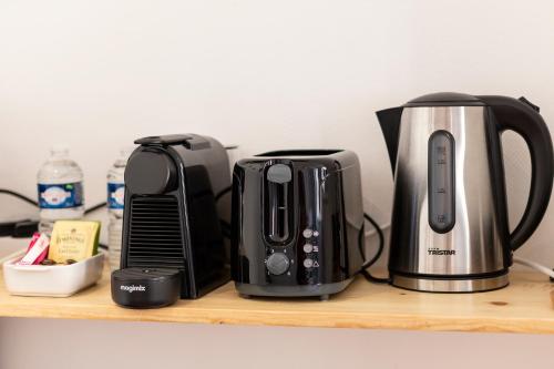 - une étagère avec 2 grille-pain et une cafetière dans l'établissement La Suite - Honfleur, à Honfleur