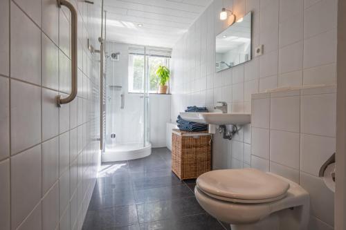 Ett badrum på Noorderhaecks Suites & Apartment