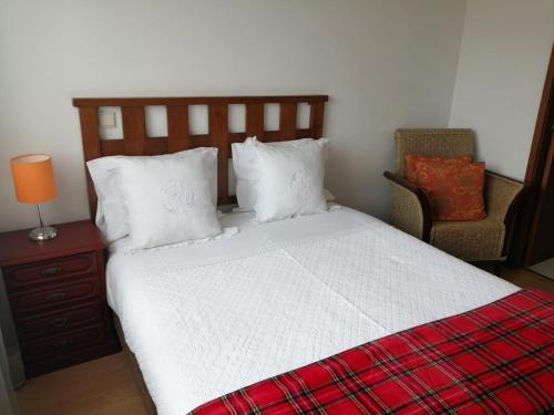 ポルトにあるApartment Trindadeのベッドルーム1室(赤い毛布と椅子付きのベッド1台付)