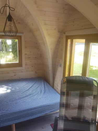 um quarto com uma cama num quarto com uma janela em Camping Wies-Neu em Dillingen