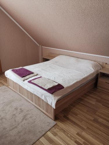 a small bedroom with a bed in a room at Номер в приватному будинку in Morshin