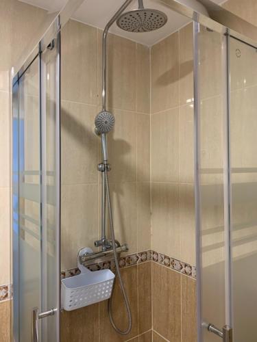 トレモリノスにあるEstudio 1 linea de playa vistas al marのバスルーム(シャワー、シャワーヘッド付)が備わります。