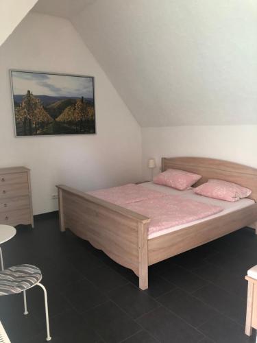 1 dormitorio con 1 cama y una foto en la pared en Gästehaus Glock II, en Marbach am Neckar