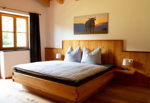 Landhaus Mair في شارنيتز: غرفة نوم مع سرير مع خيل على الحائط