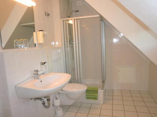 a bathroom with a sink and a shower at Ilsenburger Hof - NEUER BETREIBER in Ilsenburg
