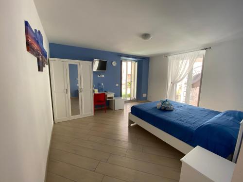- une chambre avec un lit bleu et une table dans l'établissement Historic Center Suite, à Sorrente