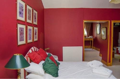 Postel nebo postele na pokoji v ubytování Nutgrove House Luxury B&B