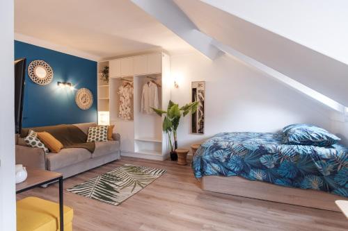 uma sala de estar com uma cama e um sofá em Le Carnot - HYPERCENTRE - Cosy & Climatisation em Cannes
