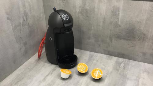 a black juicer sitting on a counter with three orange slices at Apartmán NA KOPCI Krucemburk in Křížová