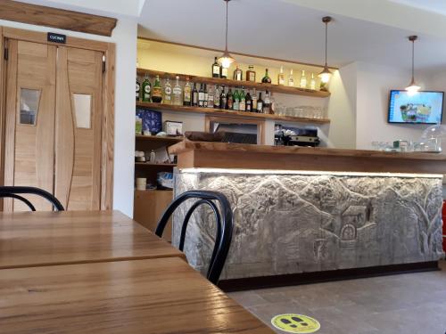 une salle à manger avec une table et un bar dans l'établissement Locanda Mulino del Barone by VM, à Opi