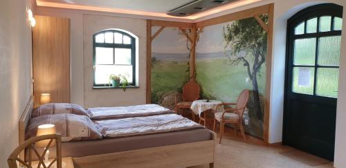 普特布斯的住宿－Heu-Ferienhof Altkamp，一间卧室设有两张床,墙上挂着一幅画
