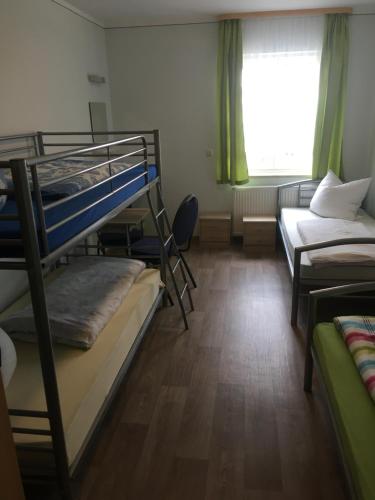 Poschodová posteľ alebo postele v izbe v ubytovaní Jurahof Wuermser