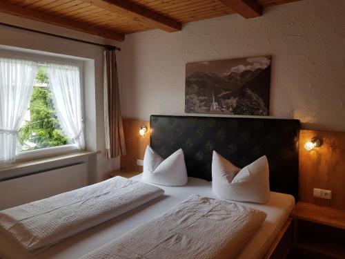 Postel nebo postele na pokoji v ubytování Landhaus Almrausch