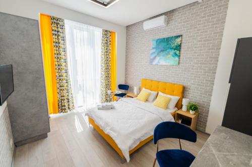 1 dormitorio con 1 cama, mesa y sillas en View smart Apartment Kvartet Railway Station 4D, en Kiev
