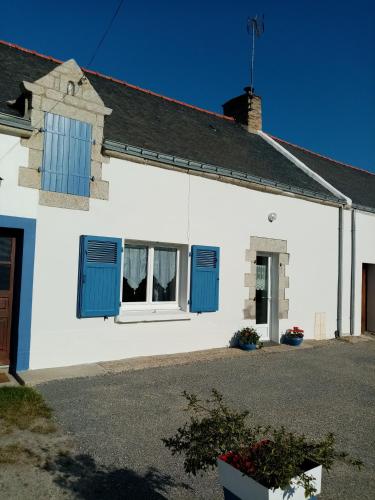 Una casa blanca con persianas azules. en entre mer et campagne en Damgan