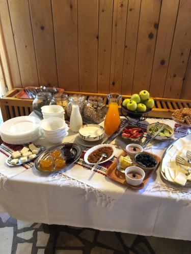 a table with many plates of food on it at Rem's Pension in Râşnov