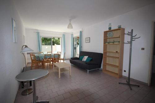 un salon avec un canapé et une table dans l'établissement A quelques pas de la plage Belle Maison de vacances, 6 à 8 couchages, 3 chambres, balcon, jardin, parking, 50 m de la mer- PORTIRAGNES PLAGE LXBOSQD, à Portiragnes