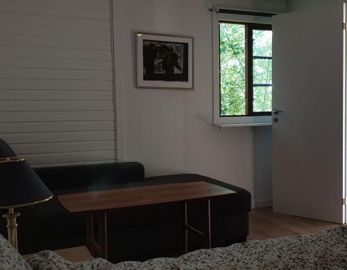 sala de estar con sofá y mesa en Härlig stuga vid havet, en Burgsvik