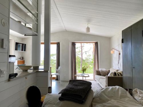 eine Küche und ein Wohnzimmer mit einem Bett und einem Sofa in der Unterkunft Kruthuset in Visby