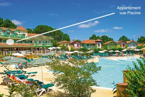 un complexe avec une piscine avec des chaises et des gens dans l'établissement Appartement rénové et cosy dans résidence vacances, à Lacanau-Océan