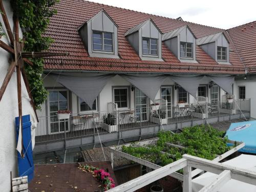 an aerial view of a house with a garden at Moosburger Hof in Moosburg