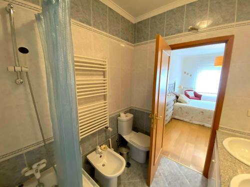 uma casa de banho com um WC, um lavatório e um chuveiro em Beachside Feel Full Apartment Beach & Casino em São Félix da Marinha