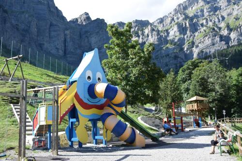 un parco con parco giochi di Campingplatz mit Restaurant & Sportarena Leukerbad a Leukerbad