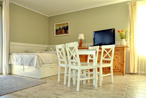 una camera con letto e scrivania con TV di Apartament Ohar a Sztutowo