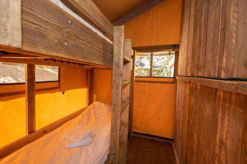 サンマリノにあるDivacamp San Marinoの二段ベッドが2つと窓のある部屋