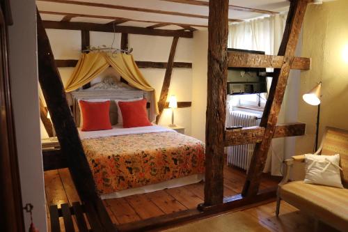 เตียงในห้องที่ Hotel de Charme 'zum Schiff'
