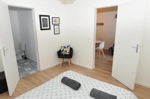 een woonkamer met een spiegel en een tapijt bij Près des Bassins, Appartement 35m2 hyper centre Honfleur in Honfleur