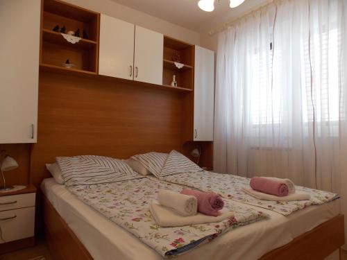 sypialnia z łóżkiem z 2 poduszkami w obiekcie Apartment Sladić w mieście Nijvice