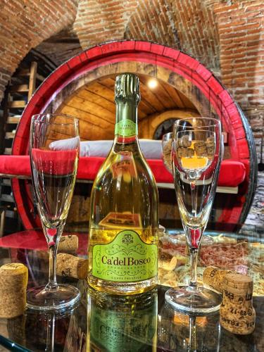 a bottle of wine and two glasses on a table at Al Silter in Capriate San Gervasio